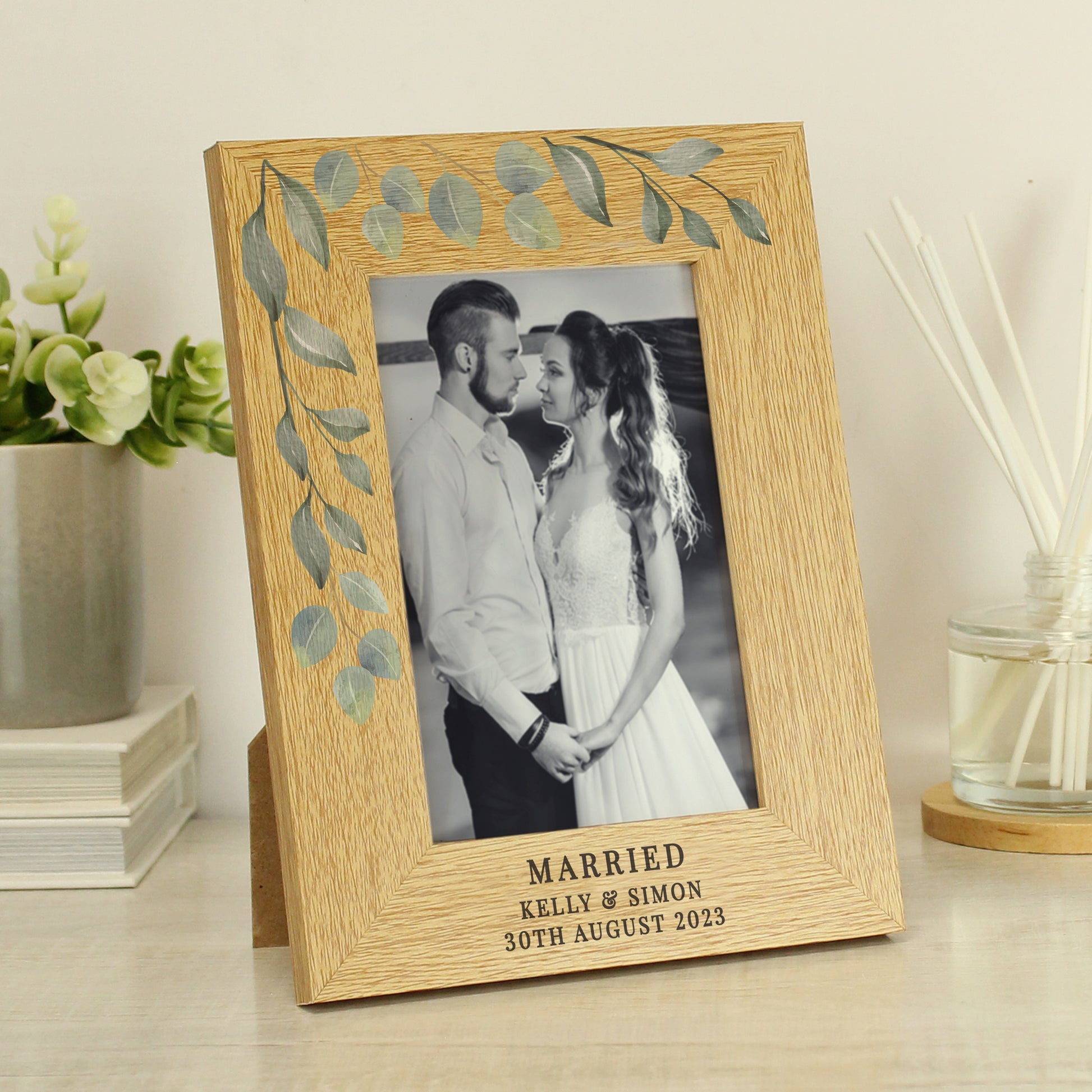 Personalised Botanical 6x4 Oak Finish Photo Frame - image 3